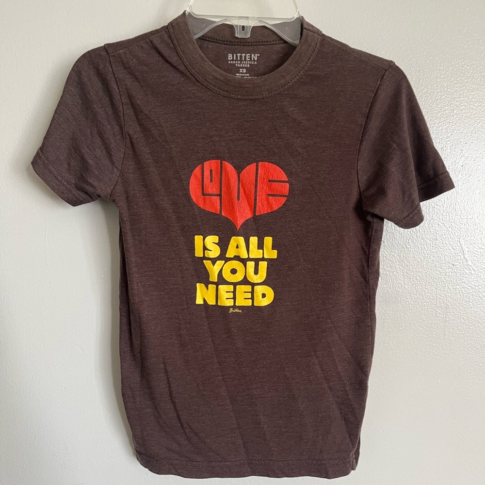 00’s Bitten by Sarah Jessica Parker Tee - Brown with Red and Yellow Design